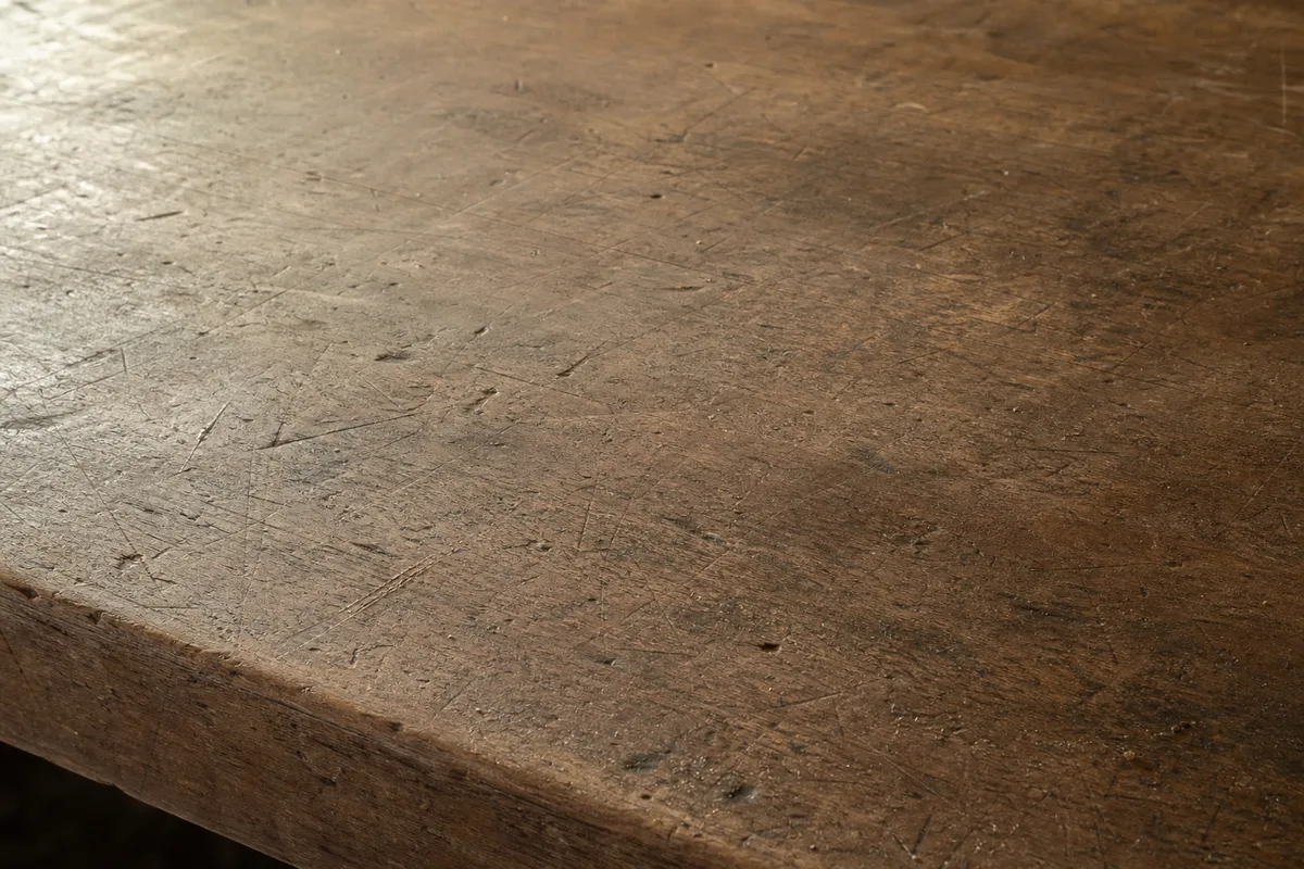 Établi d&rsquo;atelier en bois massif patiné et vide